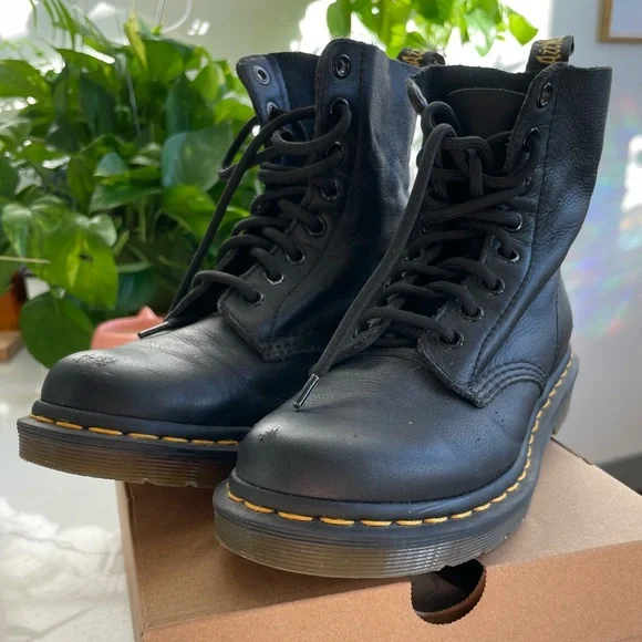 Dr. Martens Classic Black Leather Boots – Size 6 - Picture 4 of 7